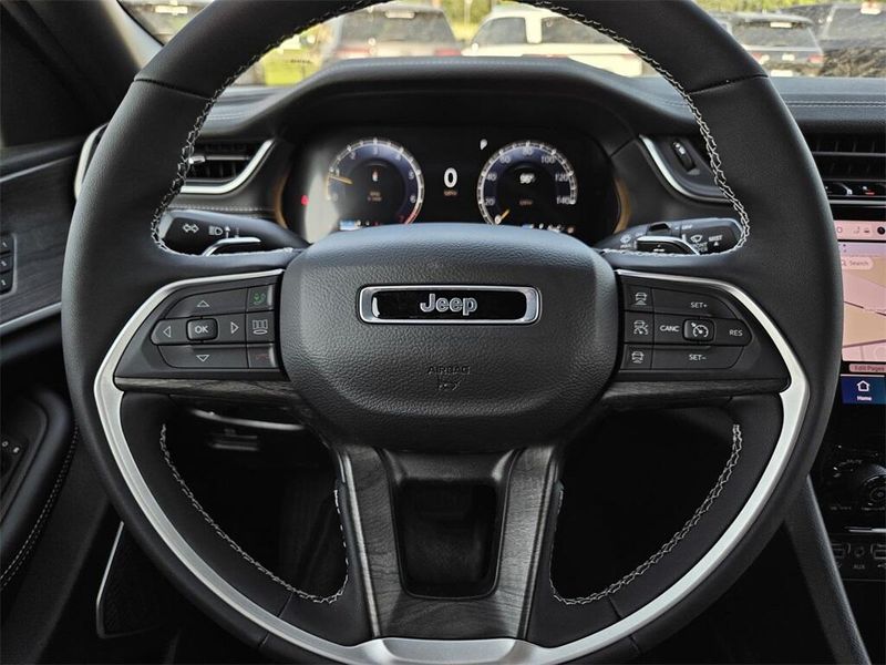 2025 Jeep Grand Cherokee L Limited 4x4Image 11