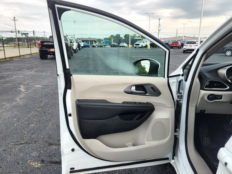Used 2023 Chrysler Pacifica Touring L