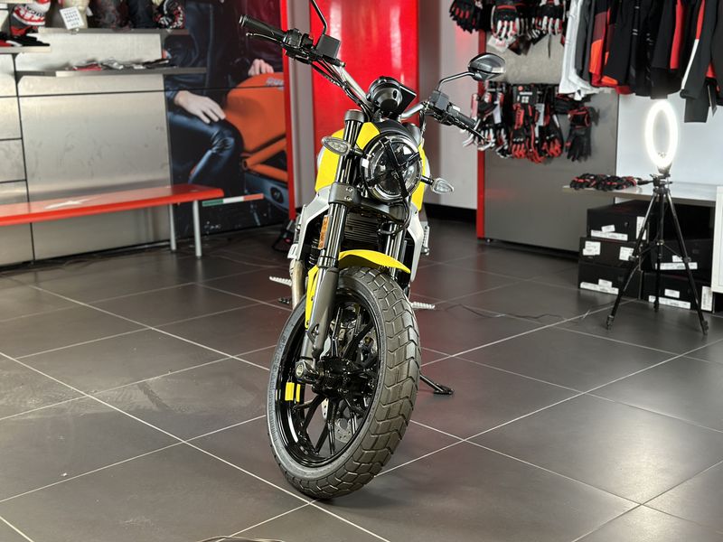 2024 Ducati SCRAMBLER ICON  in a YELLOW exterior color. Cross Country Cycle 201-288-0900 crosscountrycycle.net 