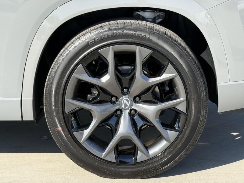 New 2026 Lexus TX 500h F SPORT Performance PremiumImage 16
