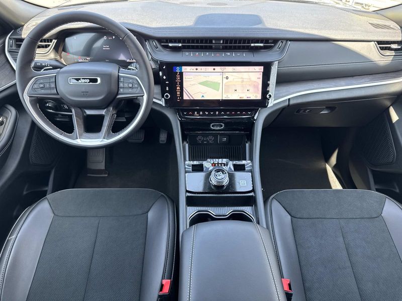 New 2026 Jeep Grand Cherokee Laredo Altitude 4x2