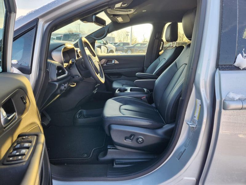 New 2026 Chrysler Pacifica Select