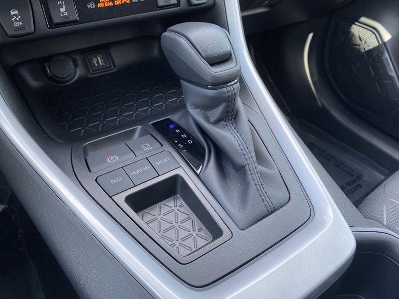 2025 Toyota RAV4 XLEImage 18