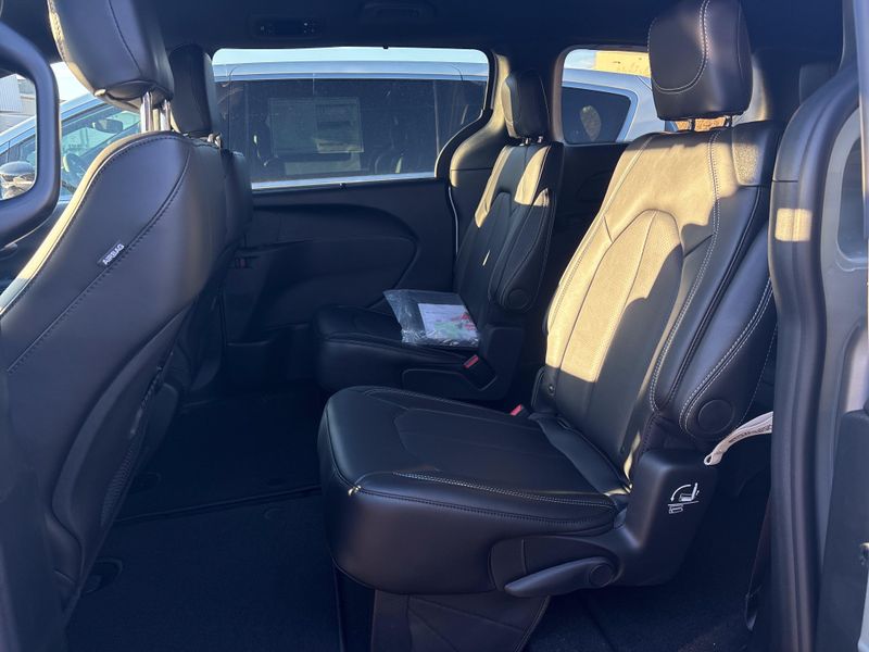 New 2026 Chrysler Pacifica SelectImage 16