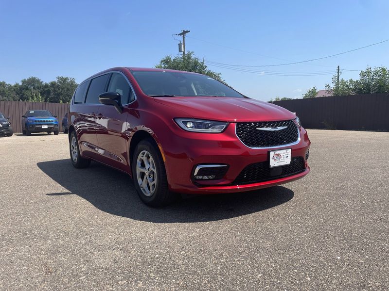 2024 Chrysler Pacifica Limited AwdImage 2