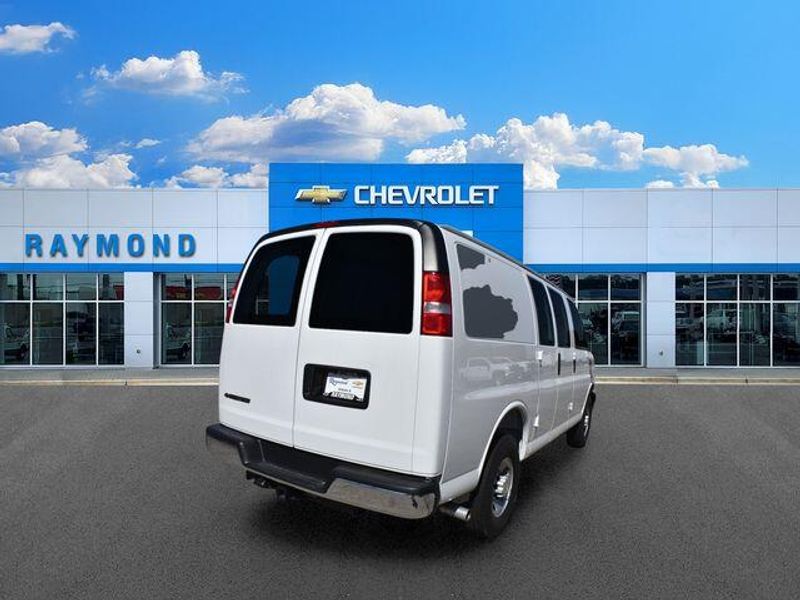 New 2025 Chevrolet Express 3500 Work VanImage 4