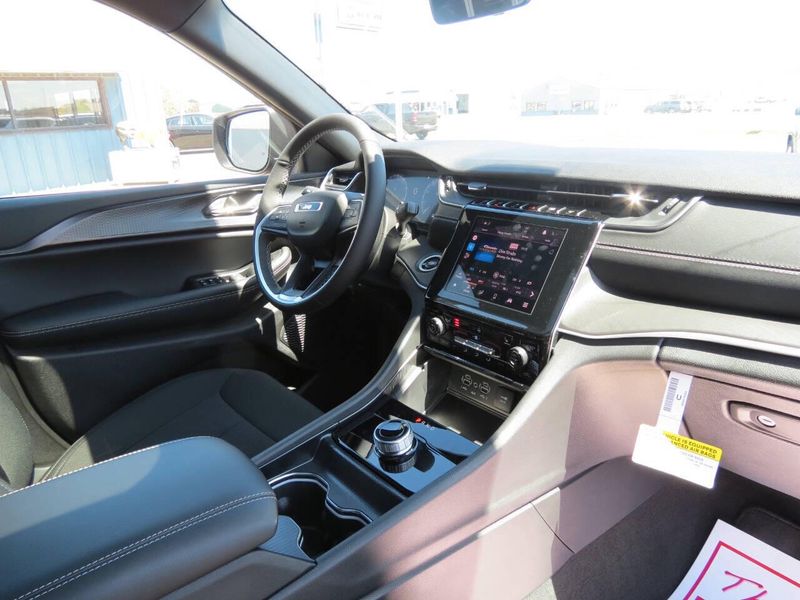 New 2026 Jeep Grand Cherokee Laredo 4x4 4dr SUVImage 19