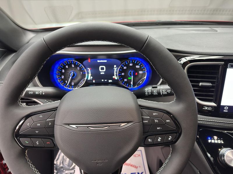 New 2027 Chrysler Pacifica Limited AwdImage 12