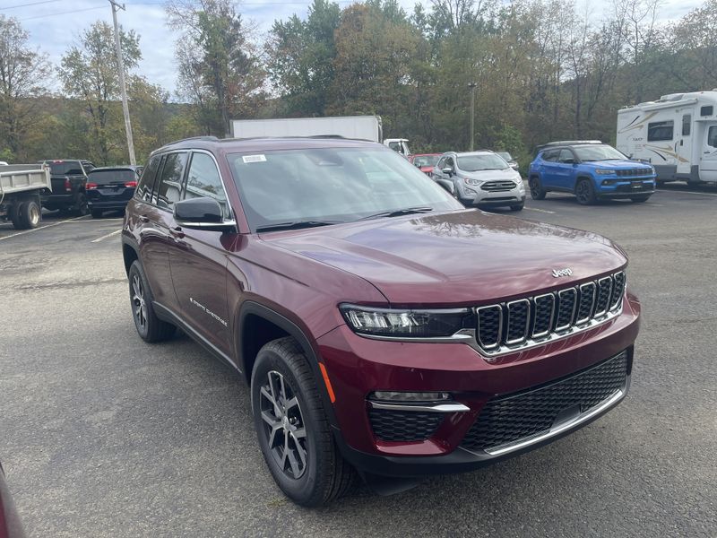 2025 Jeep Grand Cherokee Limited photo 3
