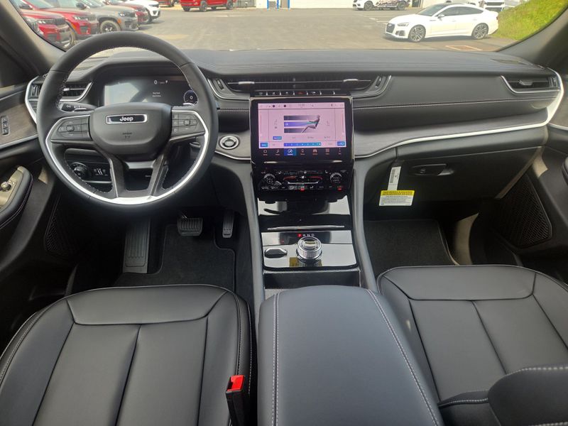 2025 Jeep Grand Cherokee Limited photo 9