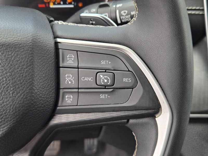 Used 2023 Jeep Grand Cherokee L Laredo 4x2