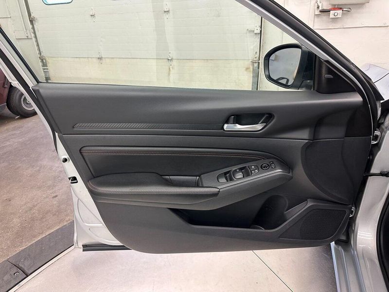 2022 Nissan Altima 2.5 SR photo 10