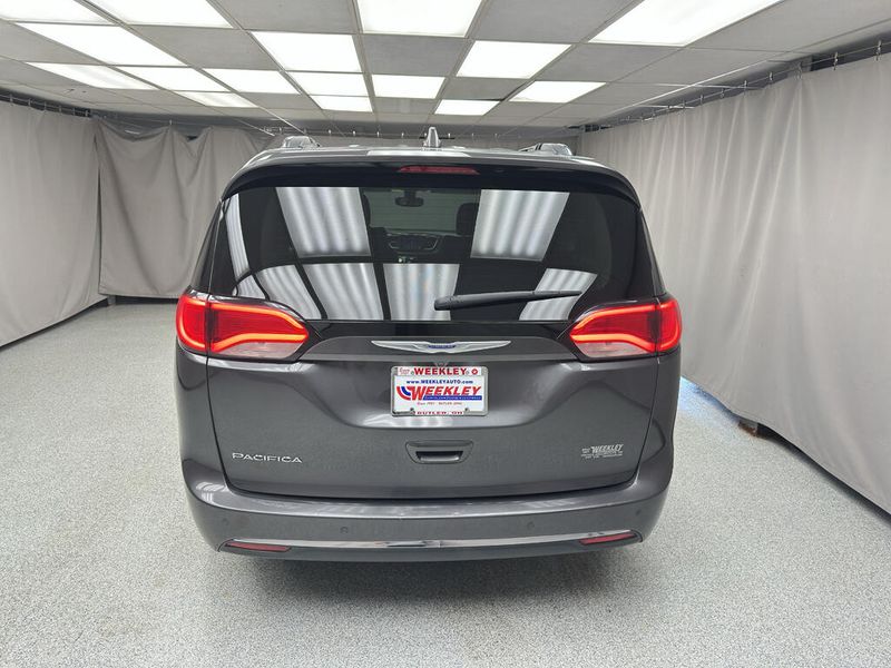 Used 2019 Chrysler Pacifica Touring LImage 3