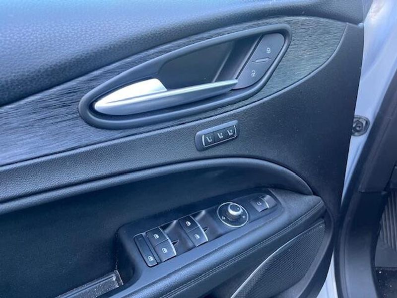 Used 2022 Alfa Romeo Stelvio Image 9