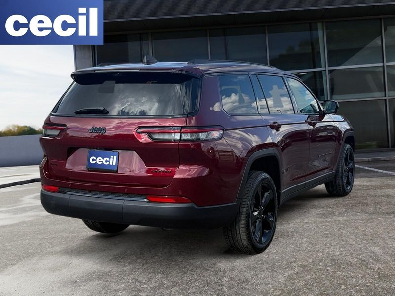 2025 Jeep Grand Cherokee Limited photo 3