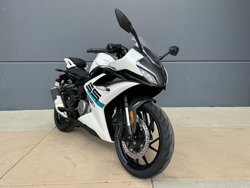2025 CFMOTO 300SS Image 1