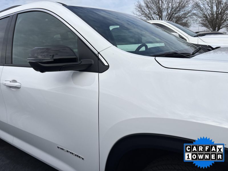 Used 2025 GMC Acadia FWD ElevationImage 4