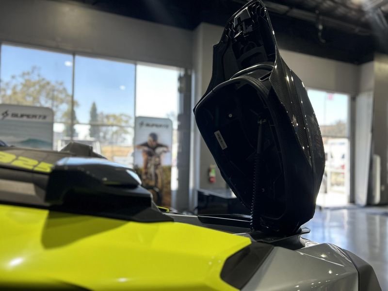 2025 Sea-Doo RXP-X 325 (SOUND SYSTEM) Image 10