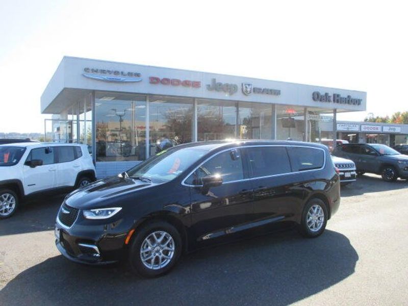Used 2025 Chrysler Pacifica SelectImage 31