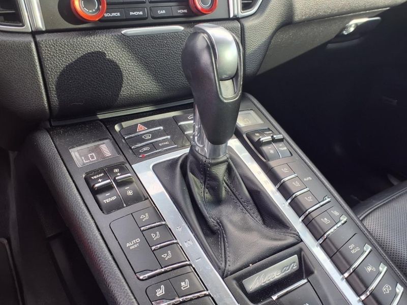 2018 Porsche Macan TurboImage 25