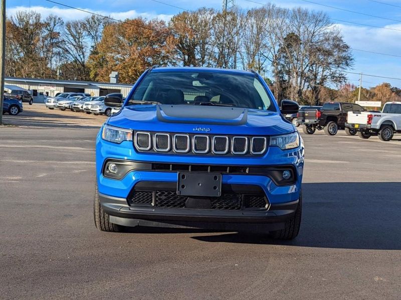 2022 Jeep Compass Latitude 4x4 in a Laser Blue Pearl Coat exterior color and Blackinterior. Johnson Dodge 601-693-6343 pixelmotiondemo.com 