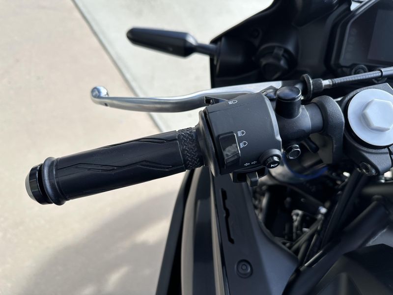 2025 Yamaha YZF-R3 Image 9