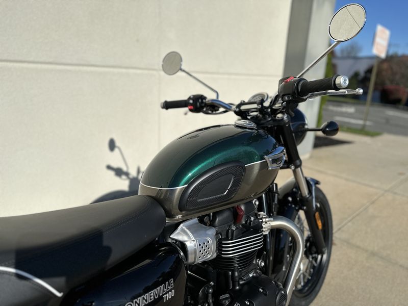 2024 Triumph BONNEVILLE T100 in a COMPETITION GREEN / IRONSTONE exterior color. Cross Country Powersports 732-491-2900 crosscountrypowersports.com 