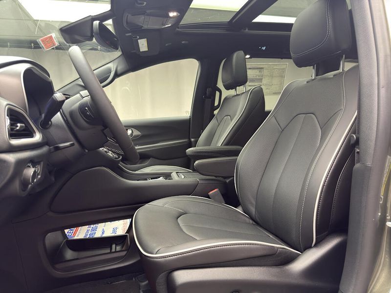 New 2027 Chrysler Pacifica Limited AwdImage 7