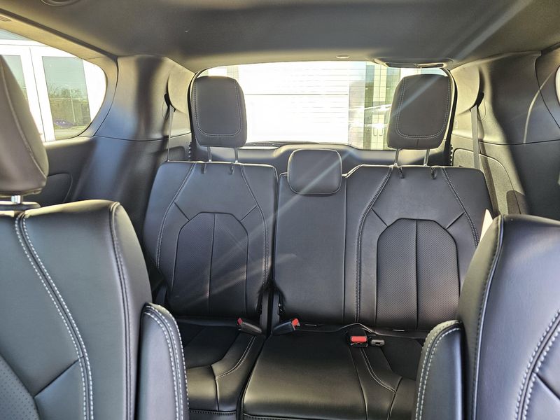 New 2026 Chrysler Pacifica Select AwdImage 9