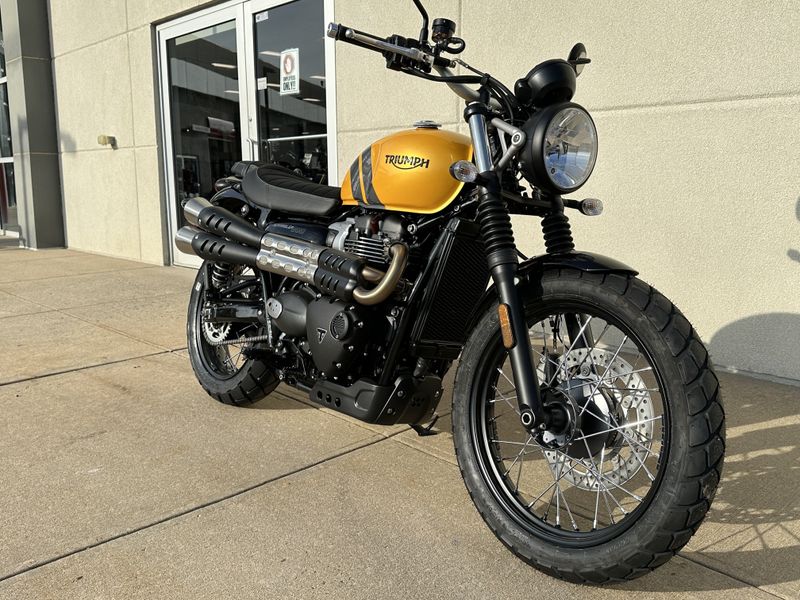 2024 Triumph SCRAMBLER 900  in a COSMIC YELLOW / GRAPHITE exterior color. Cross Country Powersports 732-491-2900 crosscountrypowersports.com 