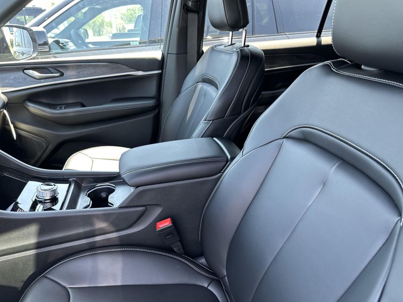 New 2025 Jeep Grand Cherokee L Limited 4x4Image 22