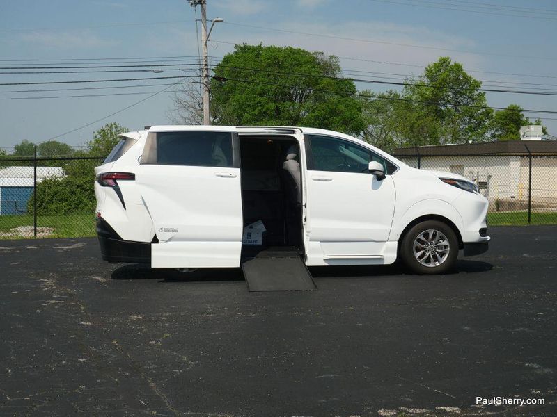 2022 Toyota Sienna Hybrid LEImage 9
