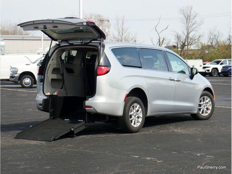 2023 Chrysler Voyager LXImage 6