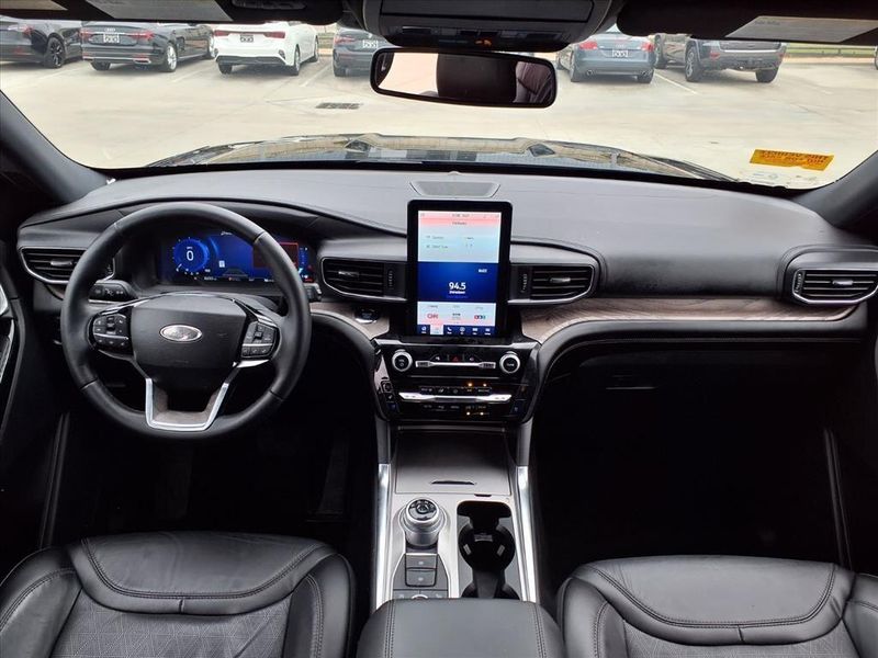 Used 2022 Ford Explorer PlatinumImage 13