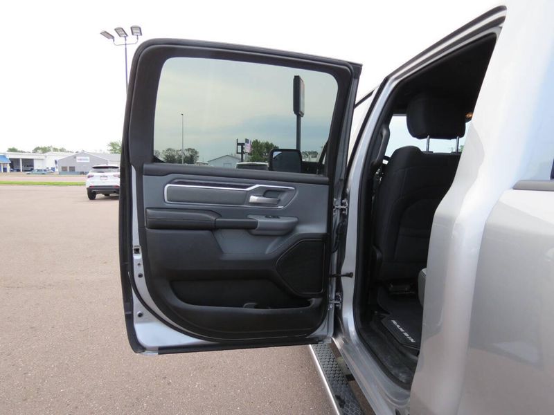 Used 2022 RAM 1500 Big Horn 4x4 4dr Crew Cab 6.4 ft. SB PickupImage 27
