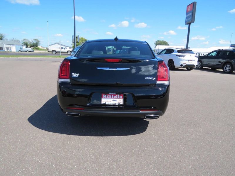 Used 2018 Chrysler 300 S AWD 4dr SedanImage 5