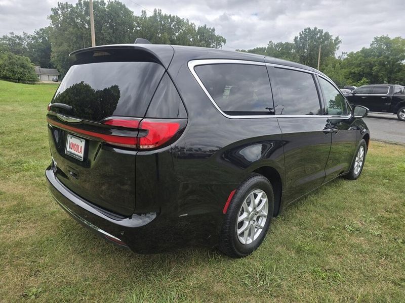 2023 Chrysler Pacifica Touring L photo 5
