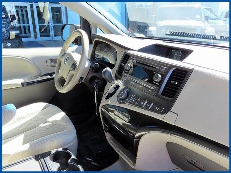 2014 Toyota Sienna LEImage 8