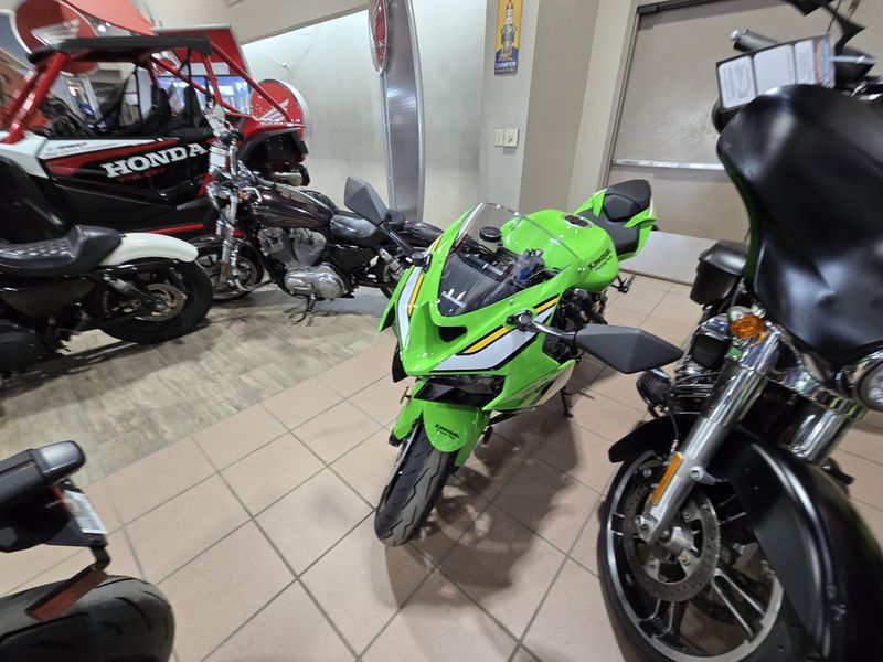 2025 Kawasaki NINJA ZX6R KRT EDITION LIME GREEN AND EBONY AND PEARL BLIZZARD WHITEImage 8