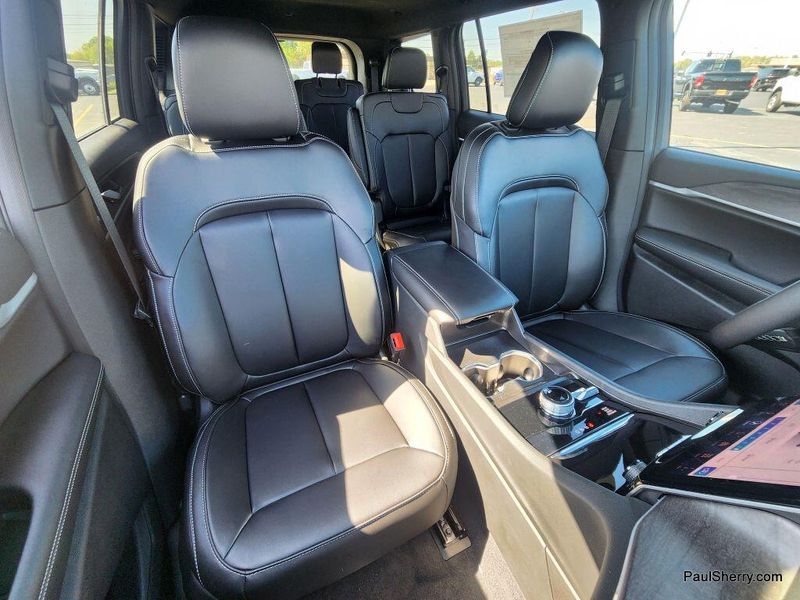 2025 Jeep Grand Cherokee Limited photo 4