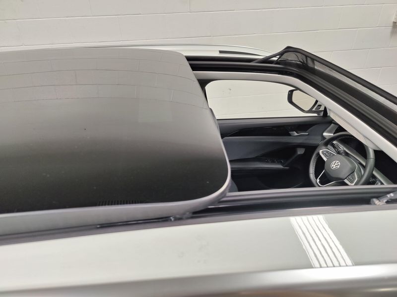 Used 2025 Volkswagen Tiguan SE AWD w/SunroofImage 6