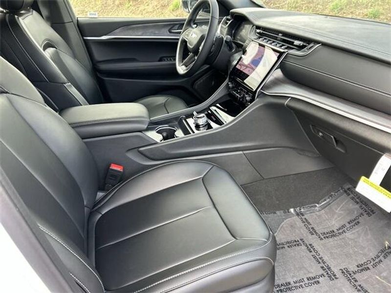 New 2025 Jeep Grand Cherokee L Limited 4x4Image 12