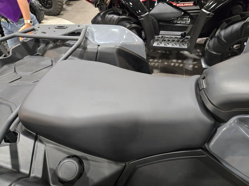 2025 Can-Am OULANDER 700 GRANITE GRAY Image 18