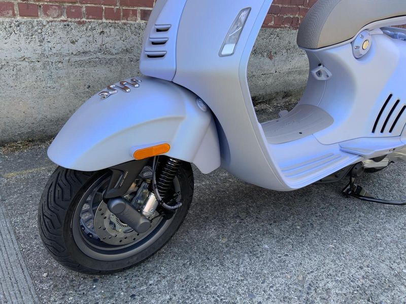 2025 Vespa 946 SNAKE 