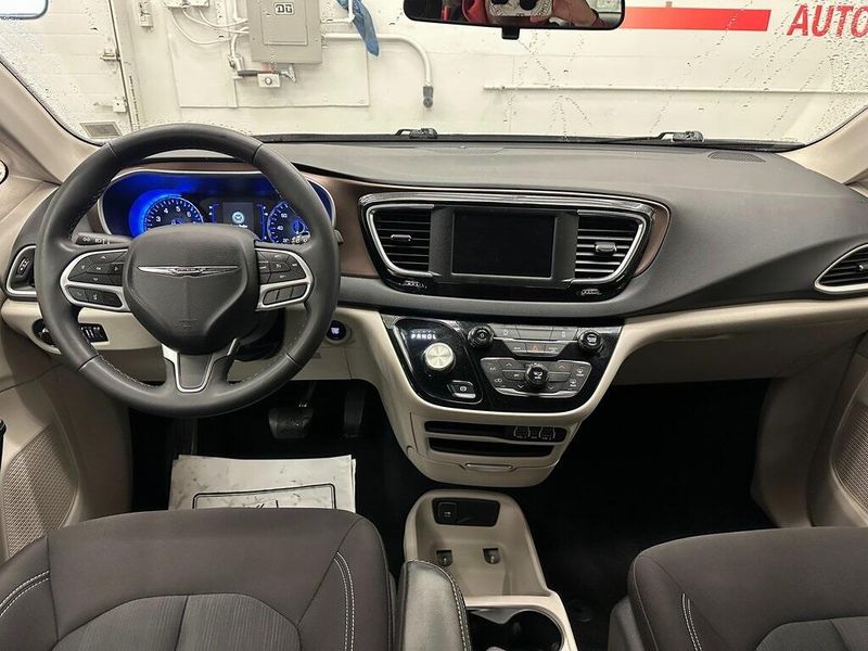 2022 Chrysler Voyager LXImage 24