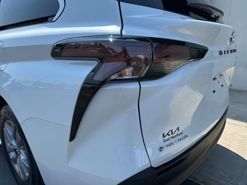 2025 Toyota Sienna XLEImage 9