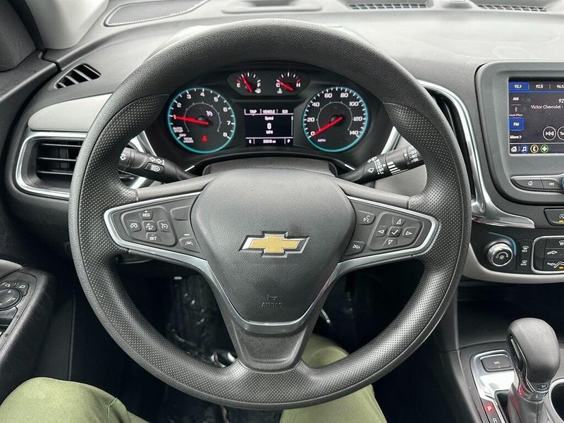 2022 Chevrolet Equinox LS photo 2