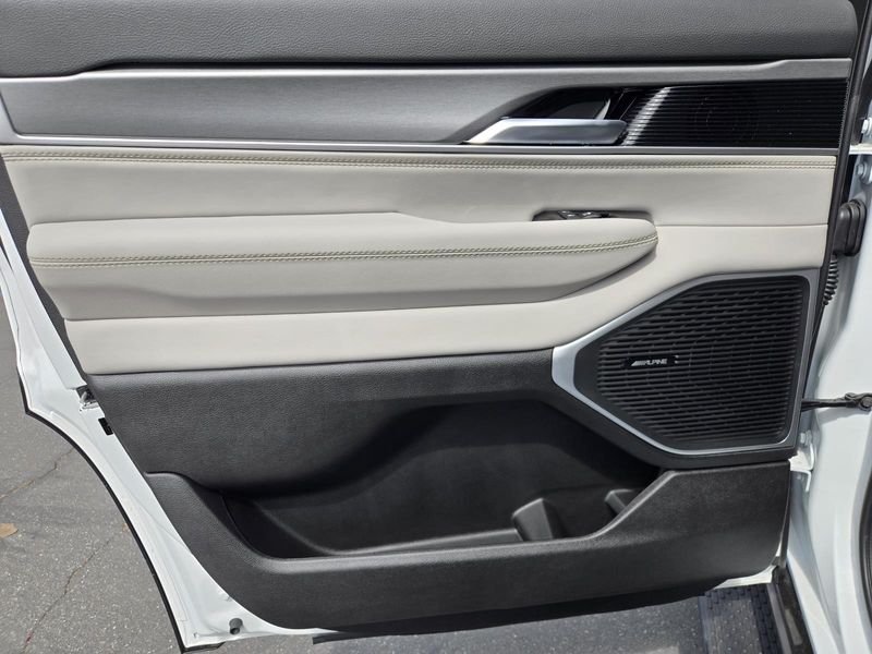 2026 Jeep Grand Wagoneer 4x2