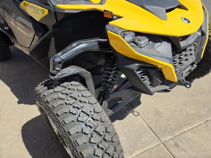 2025 Can-Am MAVERICK R X RS 999T DCT CARBON BLACK AND NEO YELLOWImage 17