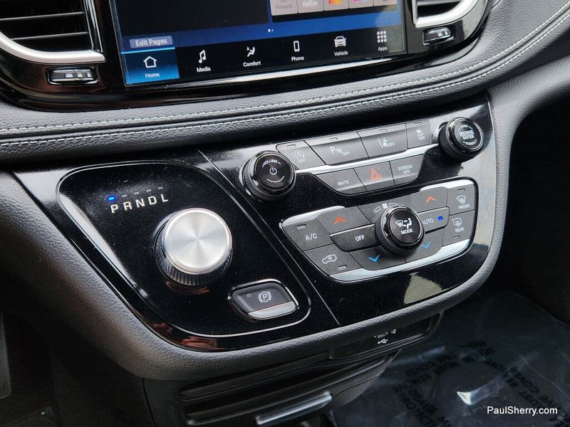 New 2026 Chrysler Pacifica Select